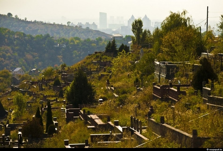 В Алматы задержали работников кладбища, которые завышали цену за погребение