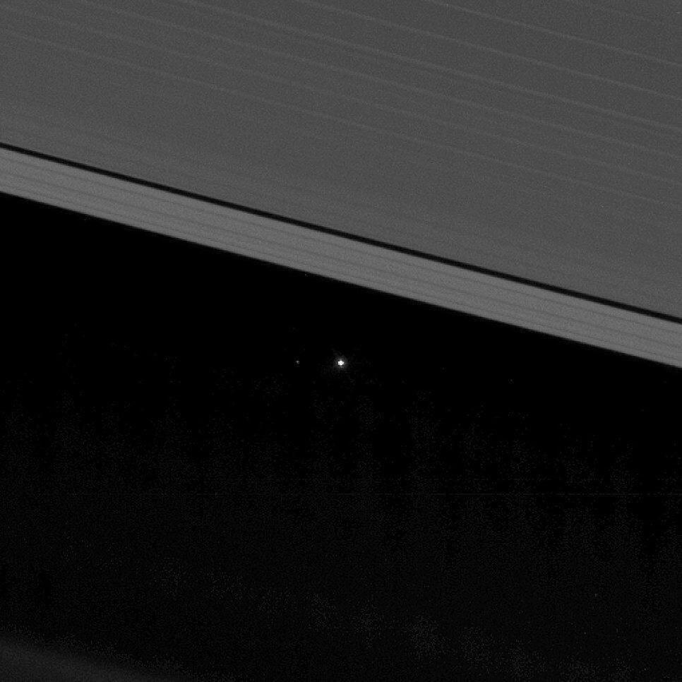 Земля кажется маленькой точкой на фото с Сатурном