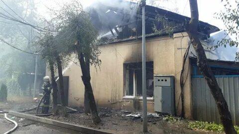 В пожаре на территории кардиоцентра в Алматы погиб один сотрудник