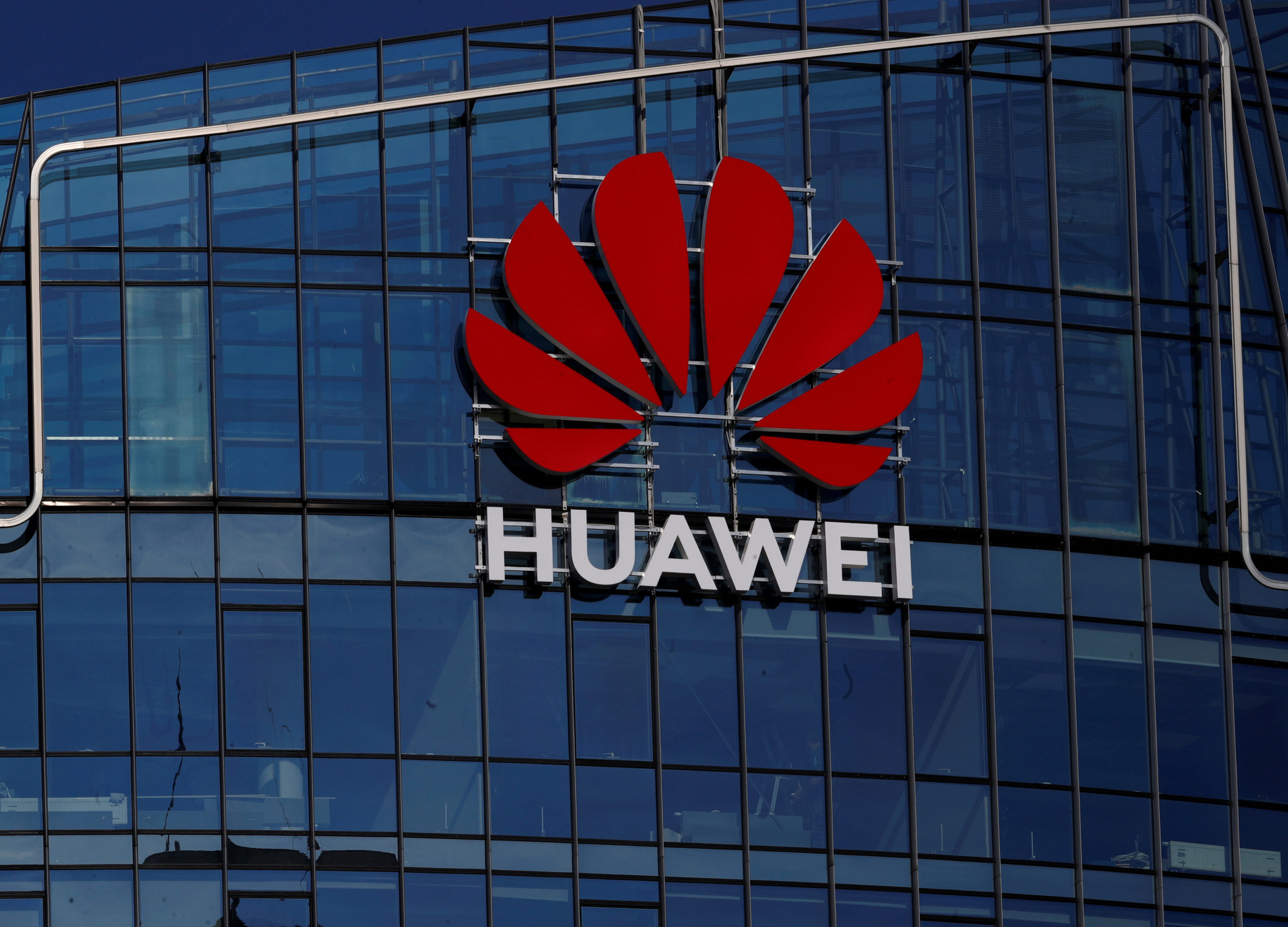 Huawei построит завод без американцев