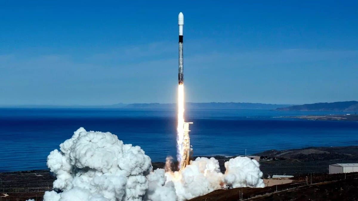 SpaceX запустила ракету с 2 казахстанскими спутниками