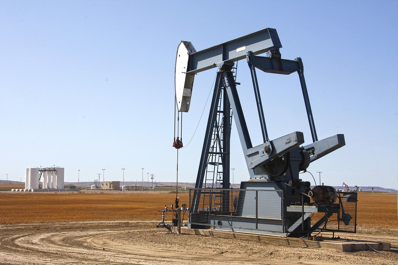 Reuters прогнозирует, что мировые запасы нефти снизятся к середине этого года