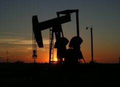 Сокращения инвестиций в нефть несут риски: Bloomberg