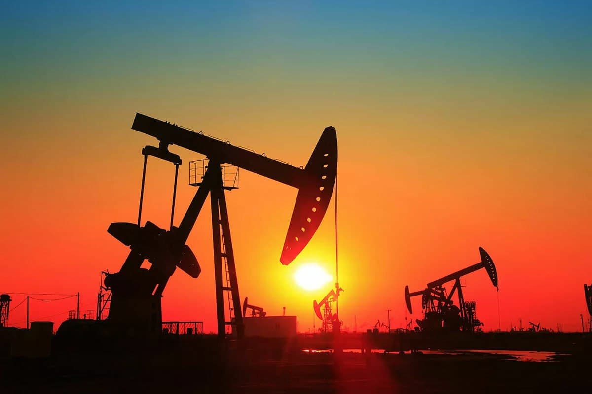 Страны ОПЕК+ согласовали увеличение добычи нефти с мая
