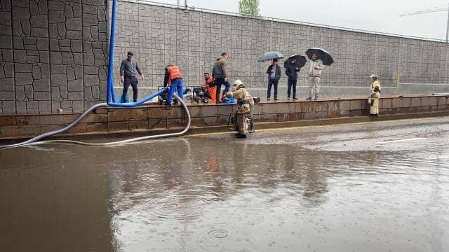 В Алматы произошли подтопления, работают коммунальные службы