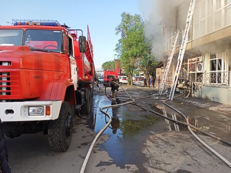 Семь человек спасли из горящего здания пожарные в Алматы