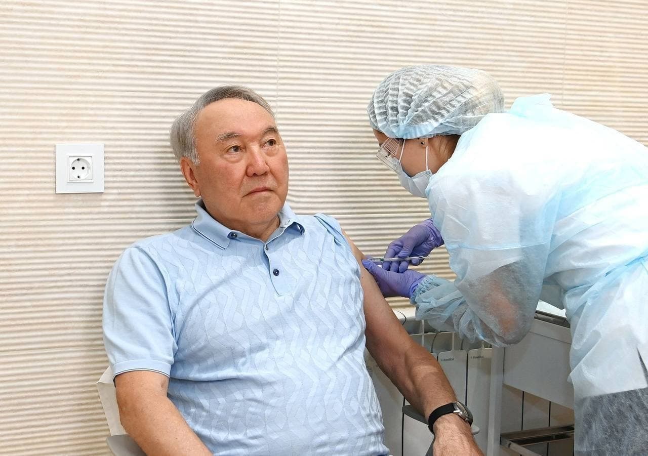 Нурсултан Назарбаев получил прививку от коронавируса