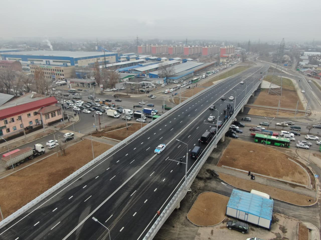В Алматы запустили движение на крупной транспортной развязке