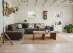 Как защитить мягкую мебель от загрязнения в домашних условиях