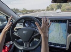 Илон Маск: самоуправляемый авто появится через год